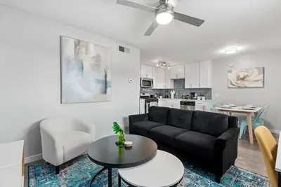 Image de Mins 2 Dwntown ~ Private Retreat ~ Austin Cove