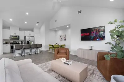 Image de Stylish Downtown Retreat w/ Balcony, Reserved Parking + Walkable Access