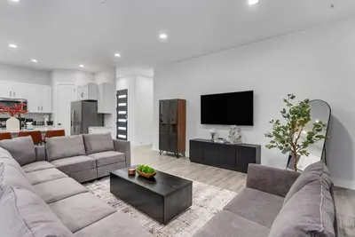 Image de Modern Group Stay with Comfy Beds, Big Couch & Fully Stocked Kitchen