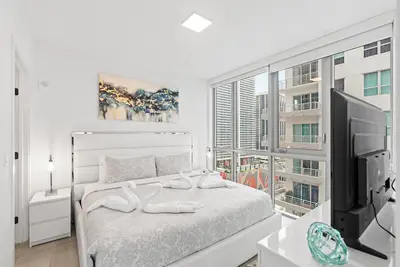 Image de Chic & Spacious 1-bedroom with Balcony, Views & Pool in Downtown Miami