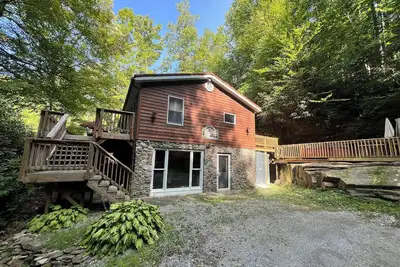 Image de Charming riverfront home with beautiful views, hot tub and game room. Fishing!