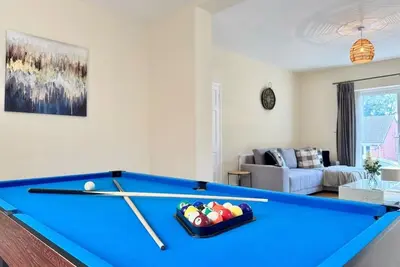 Image de 6 Bedrooms | Pool Table | Free Parking | 12 beds
