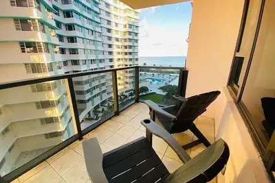 Image de Luxurious and modern 2br/2ba +Den Condo on Miami Beach!