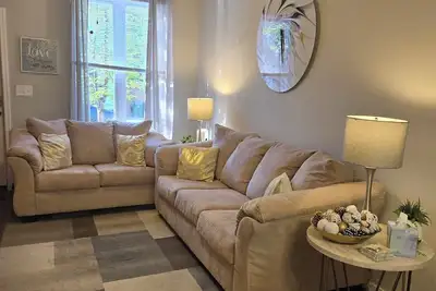 Image de ChateauBmore - Charming 2-bedroom townhome in Baltimore with WiFi and Ac