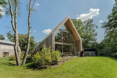 Image de Luxury lodge for 6 people with jacuzzi, surrounded by nature and equipped with high-quality amenities.