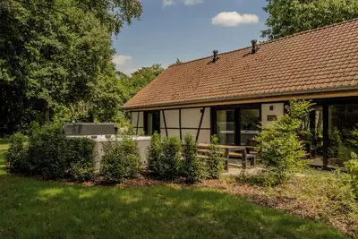 Image de Experience luxury and tranquility at the Reno Villa Lodge, with a jacuzzi, wheelchair accessibility, and a peaceful location.