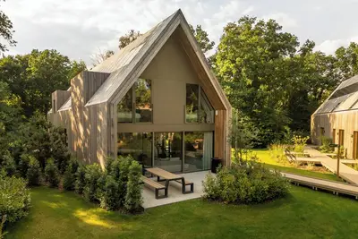 Image de Luxurious lodge for 8 guests in Belgian Limburg, featuring abundant natural light, modern amenities, and a tranquil, nature-rich environment.