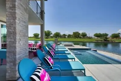 Specials Barbie themed, Lakefront, games+pool