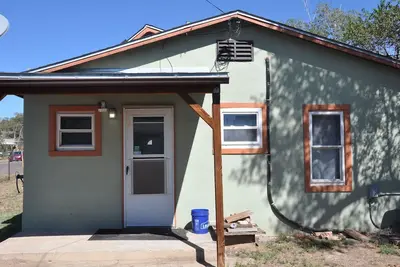 Image de Charming 3-bedroom house. Centrally located for work or play.