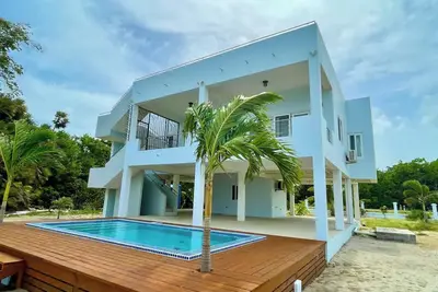 Image de Beachfront Home w/ Pool, Volleyball & Rooftop View