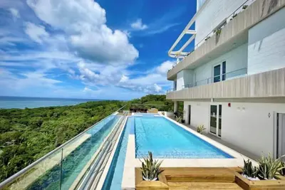 Image de SeaView Studio with Pool and Gym\n\n