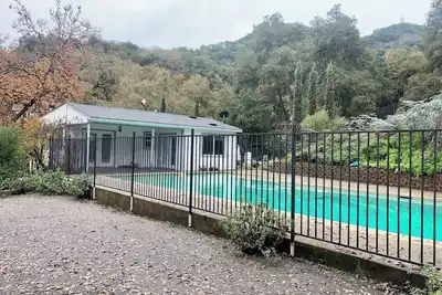 Image de Poolside Wine Country Retreat