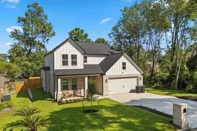 Image de New Listing* Modern Lake Conroe Oasis Pool Access, Near Golf, New Listing Modern Lake Conroe Oasis