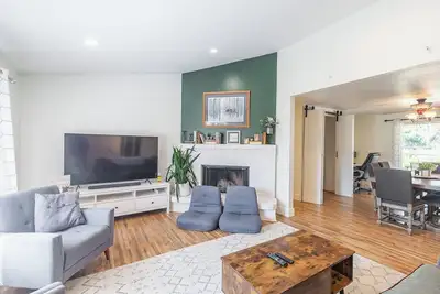 Image de Entire Home Away From Home