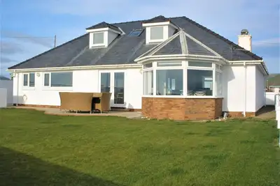 Image de The Gables is a large bungalow on the sea front with great sea views and sunsets