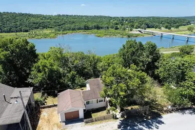 Image de Lake Views! Little Bell Bungalow Charmer, Backyard, Game Room, Foosball