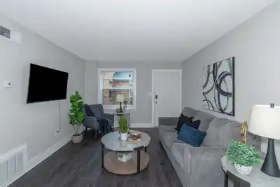 Image de Central Buckhead 2br apartment with king beds, full kitchen, fast Wi-Fi, and free parking — minutes from Lenox Square, Phipps Plaza, and top dining.