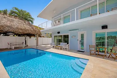 Image de Modern ground-floor apartment with pool, water views, patio, grill, & central Ac