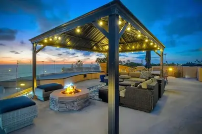 Image de Spacious 6-bedroom house right across from the beach with a huge roof deck