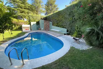 Image de Casa de Diseño con Piscina Privada y Jardín