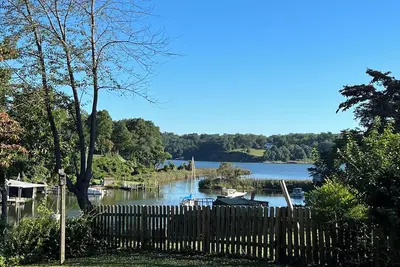 Image de 2-bedroom waterfront Cottage in Annapolis, Md. Cove of Cork, view of the Severn.