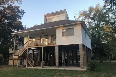 Image de Enjoy a stay at this quaint 3 bedroom 2 bath home near downtown Mandeville.