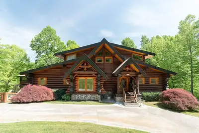 Image de Charming log home with stunning lakefront views, hot tub, boat rental available