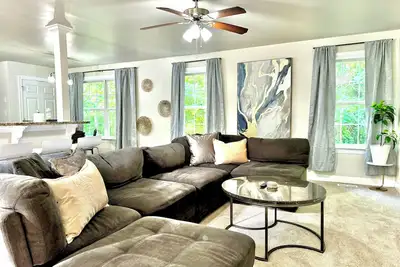 Image de University City 4br Retreat: Style & Space for 10