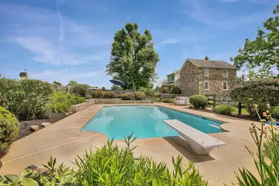 Image de Historic Farmhouse with Pool & Hot Tub in Wine Country, Near Washington, Dc