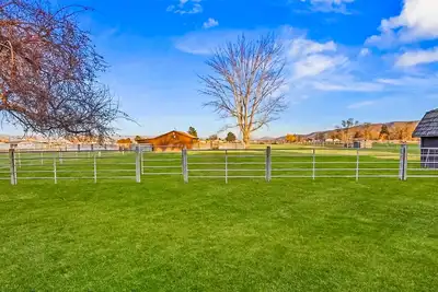 Image de Spacious house with free wifi, private W/D + dog friendly