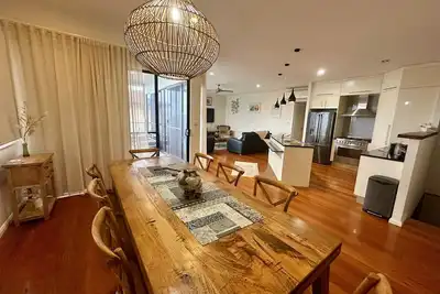 Image de Second level on Honey Suckle with Stunning Ocean Views.