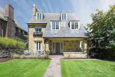 Image de ★ HostWise Stays ★ Charming Squirrel Hill Home with Garage, Near Cmu