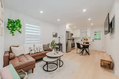 Image de Stylish 1bd Steps from Downtown