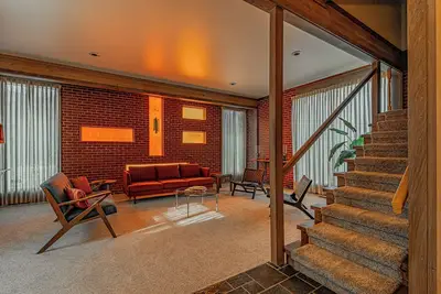Image de Pristine Mid-Century Modern Home