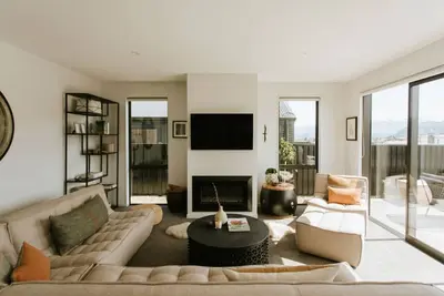 Image de Chic Home with Stunning Lake Views