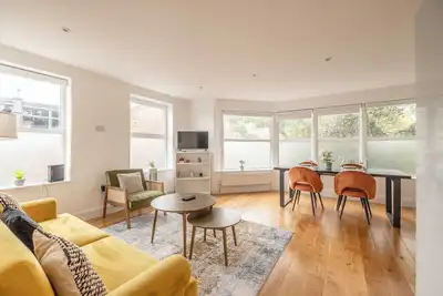 Central Windsor 2Bed Apartment|River Views|Parking