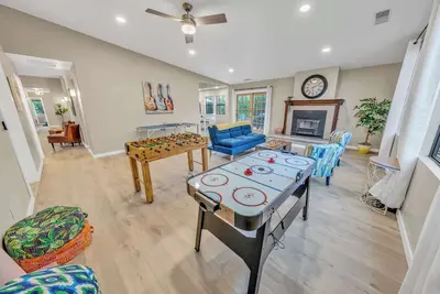 Image de Modern 4 Bed Home w/Red Rock Views - Fun Game Room