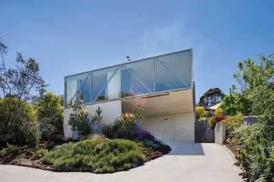 Image de Architectural Glass House with Breathtaking Ocean Views