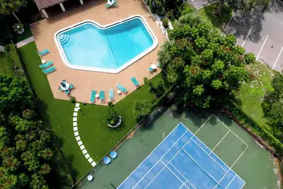 Image de 2 bed condo close to Ami with a spectacular lake view!