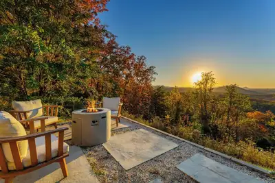 Image de Stylish Home w/ Hot Tub & Fire Pit!