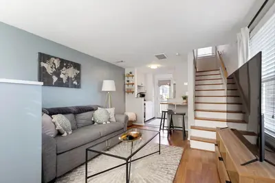 Image de Charming Uptown Charlotte Loft-style townhome with Private Garage!