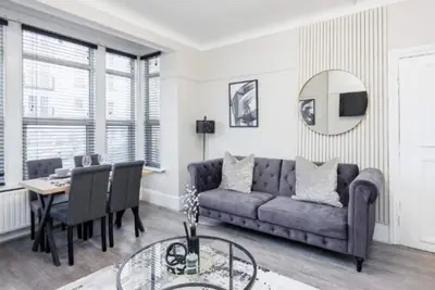 Image de Lovely & Gorgeous 2br Nr Westcliff beach & High St by Luxiety Stays