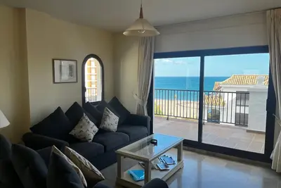 Image de Beachfront Penthouse with large terrace and great views.