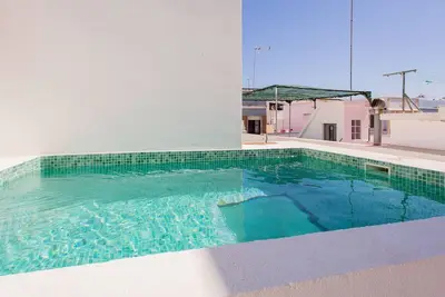 Image de Stunning House With Rooftop and Pool by LovelyStay
