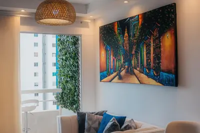 Image de Modern Beautifully Decorated 3 Bedroom Apartment With Amazing Location!