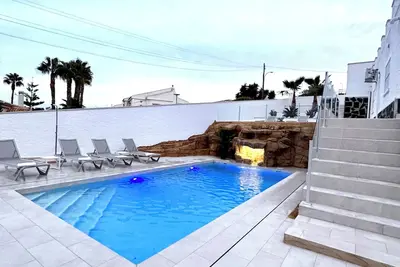 Image de Luxurious detached villa - 2 units, large pool landscape in preferred location