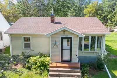 Image de Charming mid-century modern 2-bedroom home with views of Beaver Dam lake