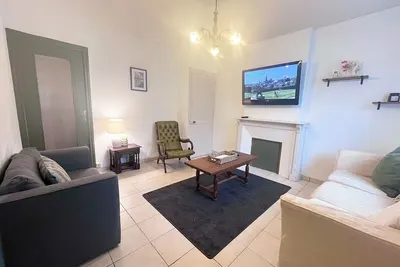 Image de Centrally located in a beautiful town, private garden & parking