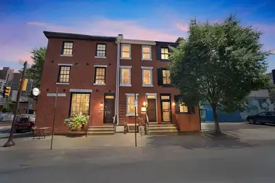 Image de Prime Location with a Walk Score 100