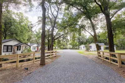 Image de Velia Villas: Tranquil East Hill Estate for Groups Close to Beaches and Downtown
